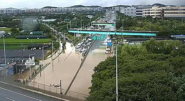１３日の大雨で冠水した京畿道金浦市の道路（読者提供）＝（聯合ニュース）≪転載・転用禁止≫