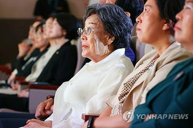 式典に出席した慰安婦被害者の李容洙（イ・ヨンス）さん＝１４日、ソウル（聯合ニュース）