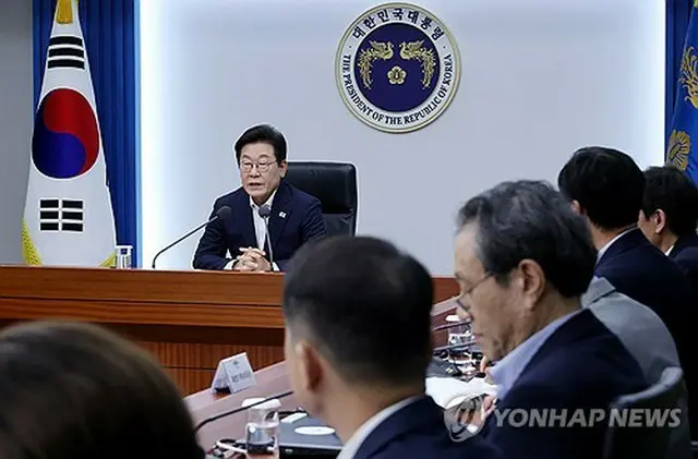 首席秘書官・補佐官会議で発言する李大統領＝１４日、ソウル（聯合ニュース）