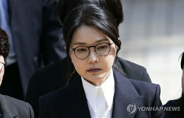 １２日に自身の逮捕状発付の可否を決める令状審査を受け、ソウル中央地裁を後にする金建希氏（写真共同取材団）＝（聯合ニュース）