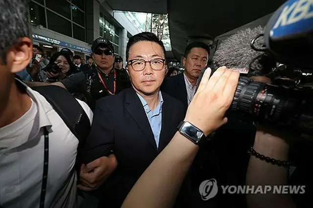 １２日に仁川空港で身柄を拘束されたキム・イェソン氏＝（聯合ニュース）