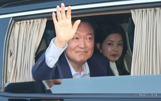 尹錫悦前大統領（左）と金建希夫人（右）
