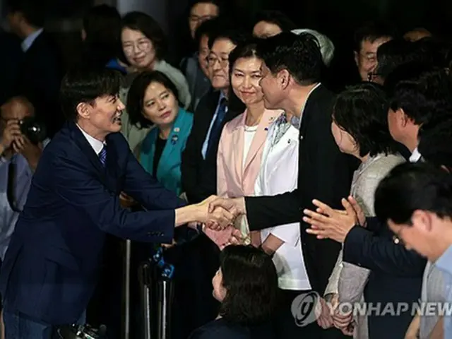 曺国氏が恩赦で出所　「検察独裁の終息を象徴」＝李大統領に感謝も