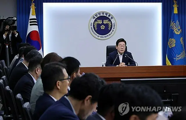 １４日の首席補佐官会議で発言する李大統領＝（聯合ニュース）