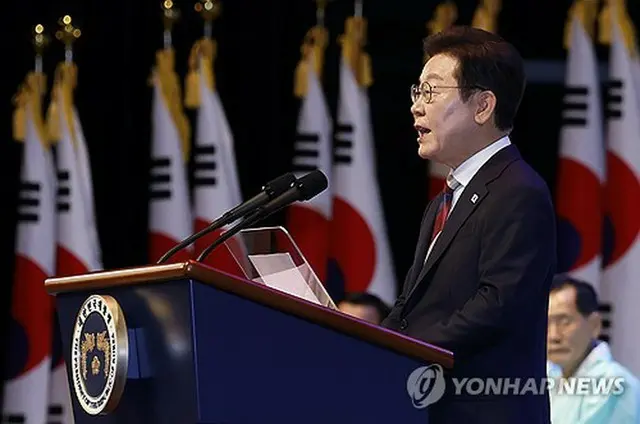 記念式典で演説する李大統領（大統領室通信写真記者団）＝１５日、ソウル（聯合ニュース）