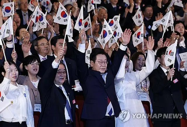光復節の式典で万歳三唱する李大統領（中央・大統領通信写真記者団）＝１５日、ソウル（聯合ニュース）
