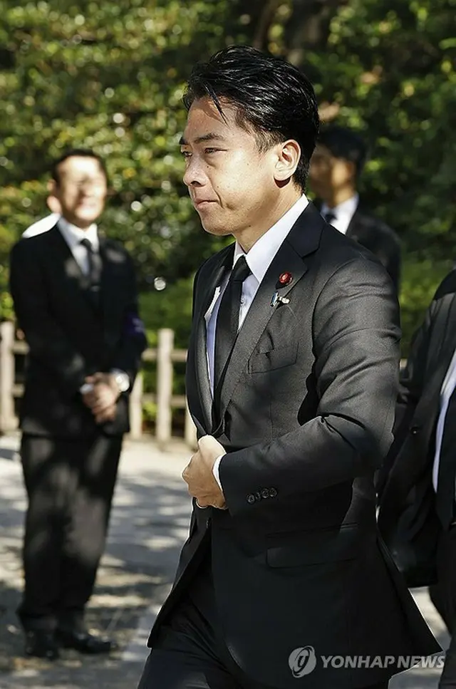 靖国神社を参拝した小泉農水相＝（共同＝聯合ニュース）≪転載・転用禁止≫