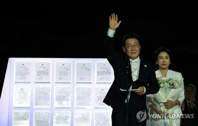 国民任命式であいさつする李在明大統領夫妻＝１５日、ソウル（聯合ニュース）