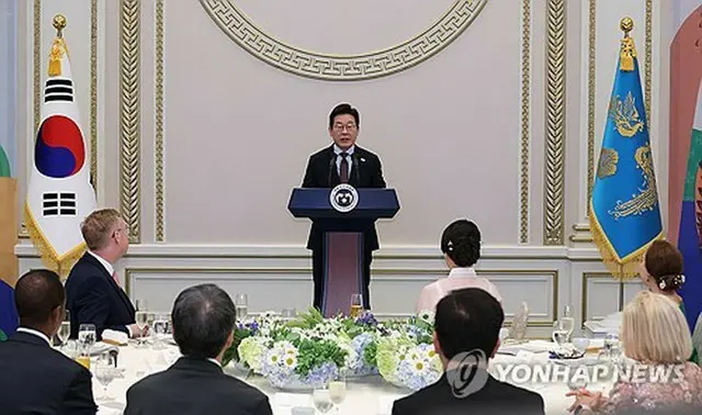 夕食会であいさつする李在明大統領＝１５日、ソウル（聯合ニュース）