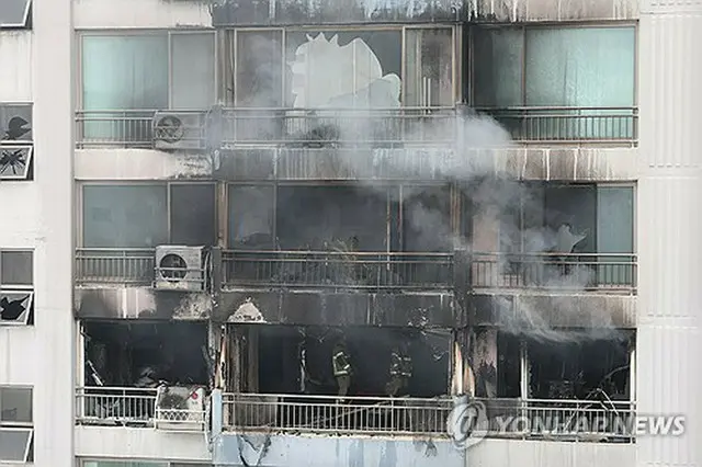 １７日午前、韓国・ソウル市麻浦区のマンションで火災が発生し、２人が死亡、１３人がけがを負った＝（聯合ニュース）