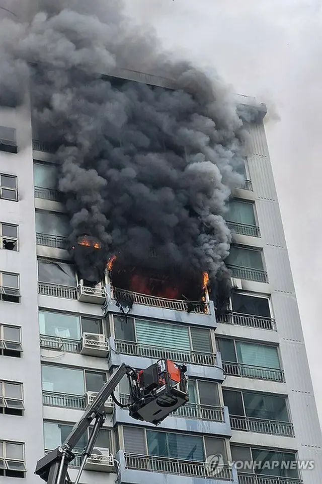 １７日午前、韓国・ソウル市麻浦区のマンションで火災が発生し、２人が死亡、１３人がけがを負った＝（聯合ニュース）