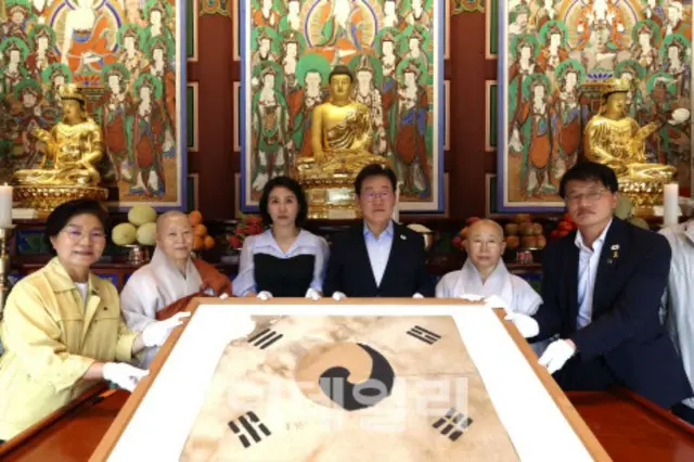 津寛寺を訪れた李大統領...国民結束を誓う