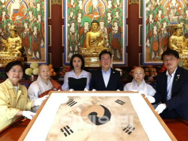 津寛寺を訪れた李大統領...国民結束を誓う