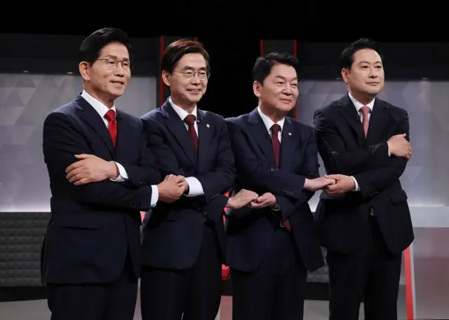 国民の力党代表選挙に出馬した候補たち。左から金文洙、趙慶泰、安哲秀、張東赫候補