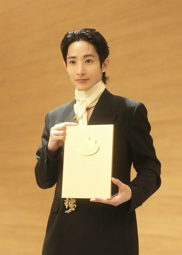 俳優イ・スヒョク、「2025微博文化交流の夜」最多人気韓国アーティスト賞受賞