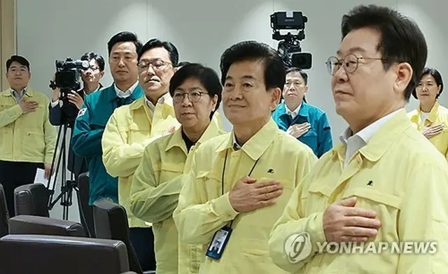 閣議で国旗に敬礼する李大統領（右端）＝１８日、ソウル（聯合ニュース）