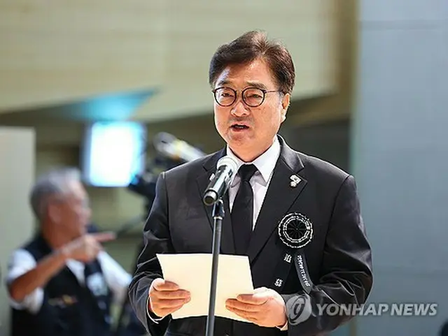 追悼式であいさつする禹元植国会議長＝１８日、ソウル（聯合ニュース）