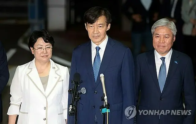 １５日に恩赦で出所し、国民に向けあいさつする曺国氏（中央）＝（聯合ニュース）