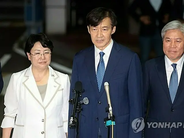 １５日に恩赦で出所し、国民に向けあいさつする曺国氏（中央）＝（聯合ニュース）