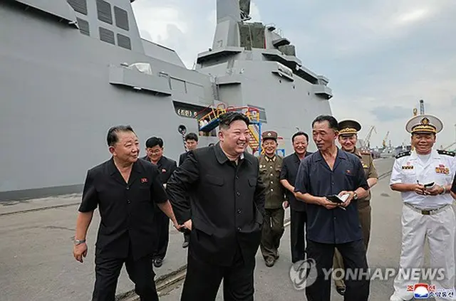 西部・南浦の造船所を訪れた金正恩氏＝（朝鮮中央通信＝聯合ニュース）≪転載・転用禁止≫