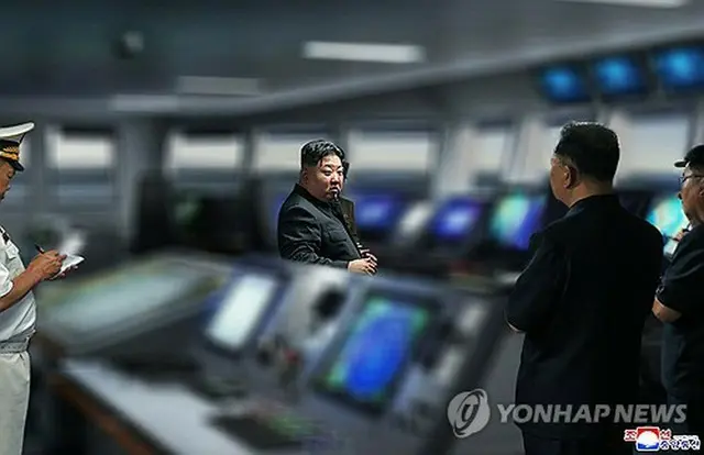 朝鮮中央通信は、金正恩国務委員長が初の５０００トン級新型駆逐艦「崔賢」の武装システムの運用試験を視察したと報じた＝（聯合ニュース）≪転載・転用禁止≫