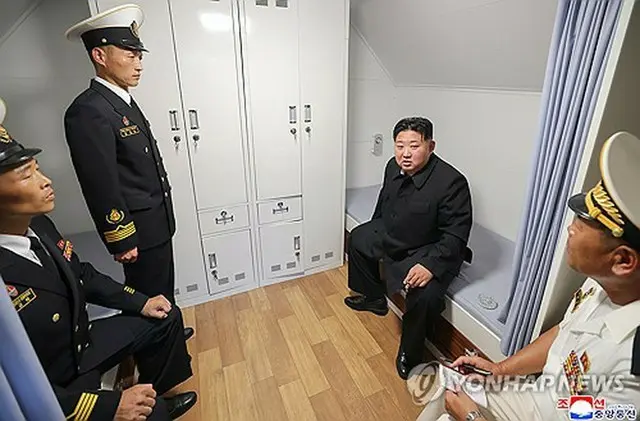 朝鮮中央通信は、金正恩国務委員長が初の５０００トン級新型駆逐艦「崔賢」の武装システムの運用試験を視察したと報じた＝（聯合ニュース）≪転載・転用禁止≫