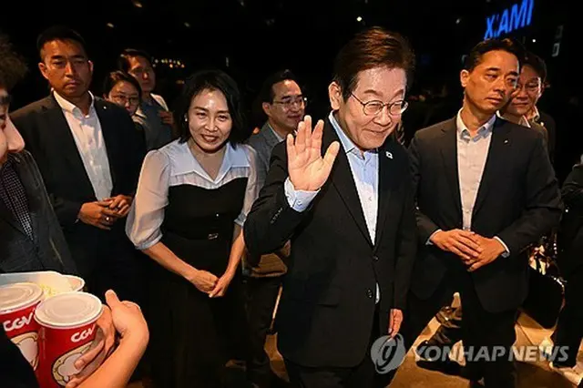 李大統領は「光復節」（日本の植民地支配からの解放記念日）の３連休最終日となった１７日、抗日武装闘争を取り扱ったドキュメンタリー映画をソウルの映画館で市民と共に鑑賞した＝（聯合ニュース）