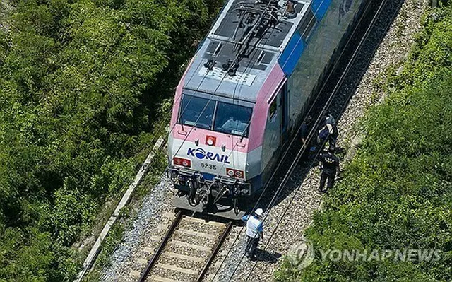事故現場の調査を行う警察や消防、コレールの関係者＝１９日、清道（聯合ニュース）
