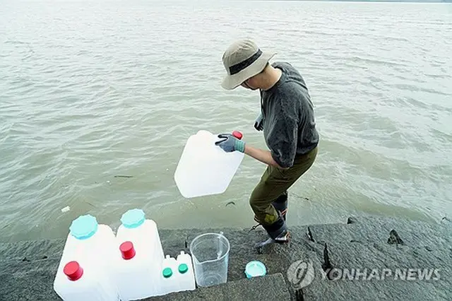 韓国北西部の江華島で試料を採取する韓国原子力安全技術院の関係者（原子力安全委員会提供）＝（聯合ニュース）≪転載・転用禁止≫