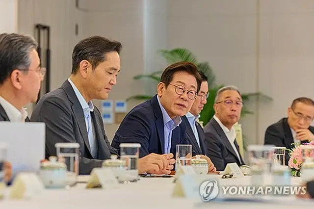 財界トップらと懇談会を開いた李大統領（中央）。左隣はサムスン電子の李在鎔（イ・ジェヨン）会長（大統領室提供）＝（聯合ニュース）≪転載・転用禁止≫