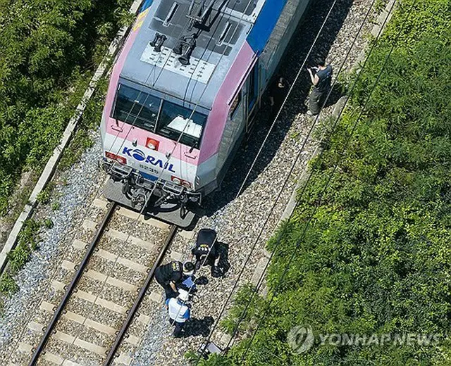 事故現場の調査を行う警察や消防、韓国鉄道公社（コレール）の関係者＝１９日、清道（聯合ニュース）