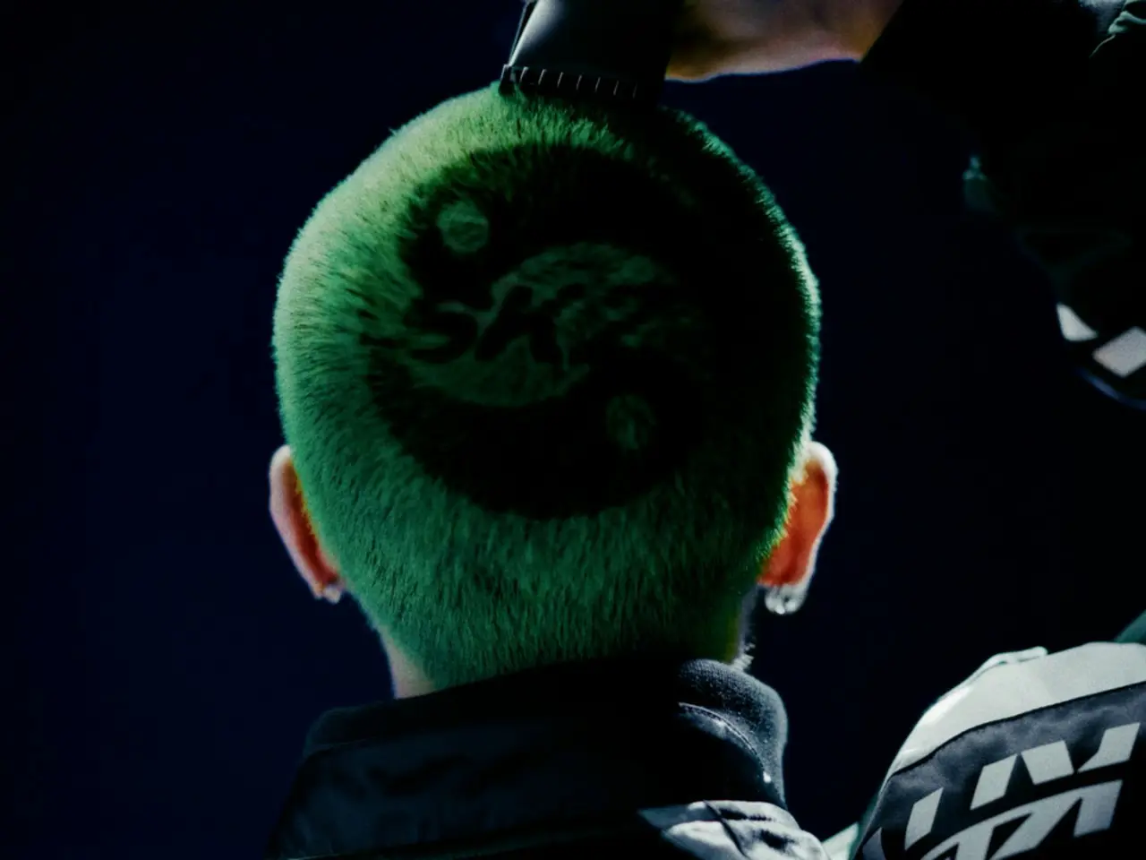 Stray Kids」、「CEREMONY」のMVティザー追加公開…ヒョンジンの