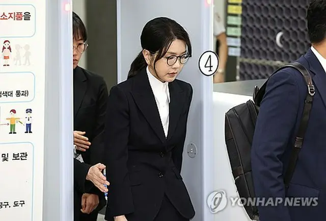 １２日にソウル中央地裁で行われた逮捕状審査に出席した金建希氏（写真共同取材団）＝（聯合ニュース）