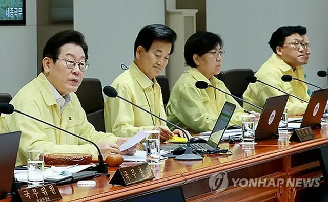 閣議で発言する李大統領（左端）＝（聯合ニュース）