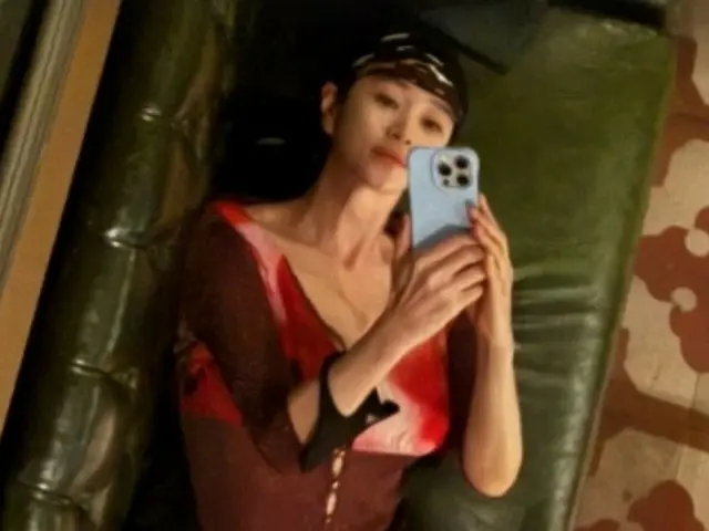 “32歳年下”ユン・サンヒョンと映画館同行も話題…女優キム・ヘス、セクシー+優雅な人魚ファッション…幻想的なSライン