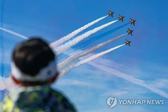 前回２０２３年のソウルＡＤＥＸで行われた韓国空軍の特殊飛行チーム「ブラックイーグルス」の曲芸飛行＝（聯合ニュース）