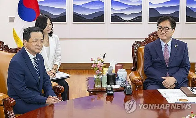 国会で面会する韓国の禹元植国会議長（右）と中国の戴兵・駐韓大使＝２０日、ソウル（聯合ニュース）