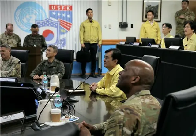 韓米連合軍司令部の戦時指揮所を訪れた韓国の安圭伯国防部長官（右から２人目、国防部提供）＝（聯合ニュース）≪転載・転用禁止≫