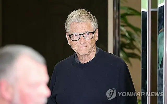 ソウル金浦ビジネス航空センターに到着したゲイツ氏＝２０日、ソウル（聯合ニュース）