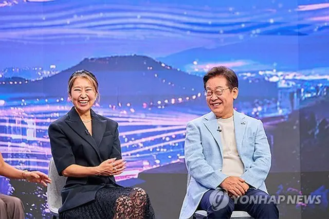 アリラン国際放送の番組に出演した李大統領（右）とマギー・カン監督（大統領室提供）＝（聯合ニュース）≪転載・転用禁止≫
