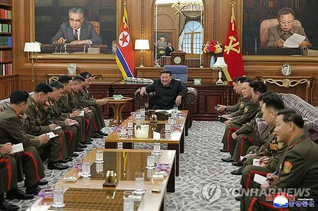 ロシア派遣部隊の指揮官たちに笑顔を見せる金正恩氏＝（朝鮮中央通信＝聯合ニュース）≪転載・転用禁止≫