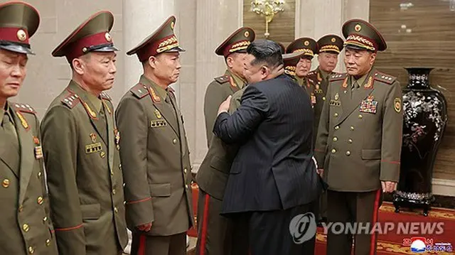 指揮官たちを励ます金正恩氏＝（朝鮮中央通信＝聯合ニュース）≪転載・転用禁止≫