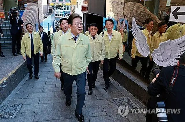 就任直後の６月、雑踏事故の現場を訪れた李大統領＝（聯合ニュース）
