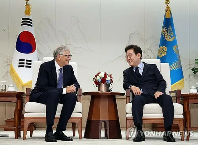 李大統領（右）とソウルの大統領室庁舎で面会したゲイツ氏＝２１日、ソウル（聯合ニュース）