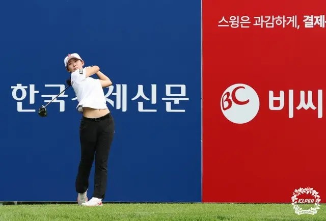 1R18番ホールでティーショットを放つファン・ユミン（写真：KLPGA)