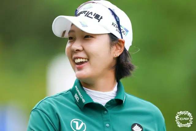 1R12番ホールでティーショット後にファンに笑顔を見せるパク・ジヨン（写真：KLPGA)