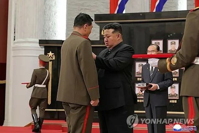 ロシアに派遣された指揮官らを表彰する金正恩氏（右）＝（朝鮮中央通信＝聯合ニュース）≪転載・転用禁止≫