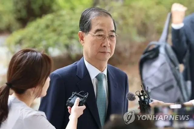 特別検察官の事務所が置かれているソウル高検に入る韓悳洙前首相＝２２日、ソウル（聯合ニュース）