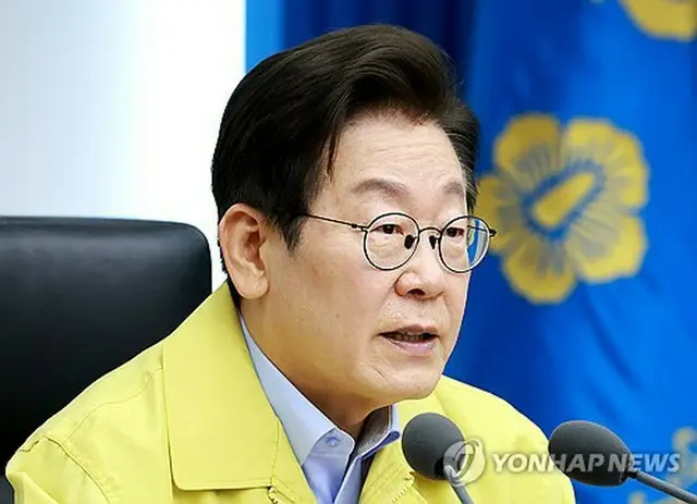 ２１日の首席秘書官・補佐官会議で発言する李大統領＝（聯合ニュース）