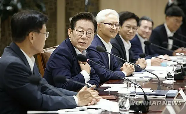 国家科学技術諮問会議で発言する李在明大統領＝２２日、ソウル（聯合ニュース）